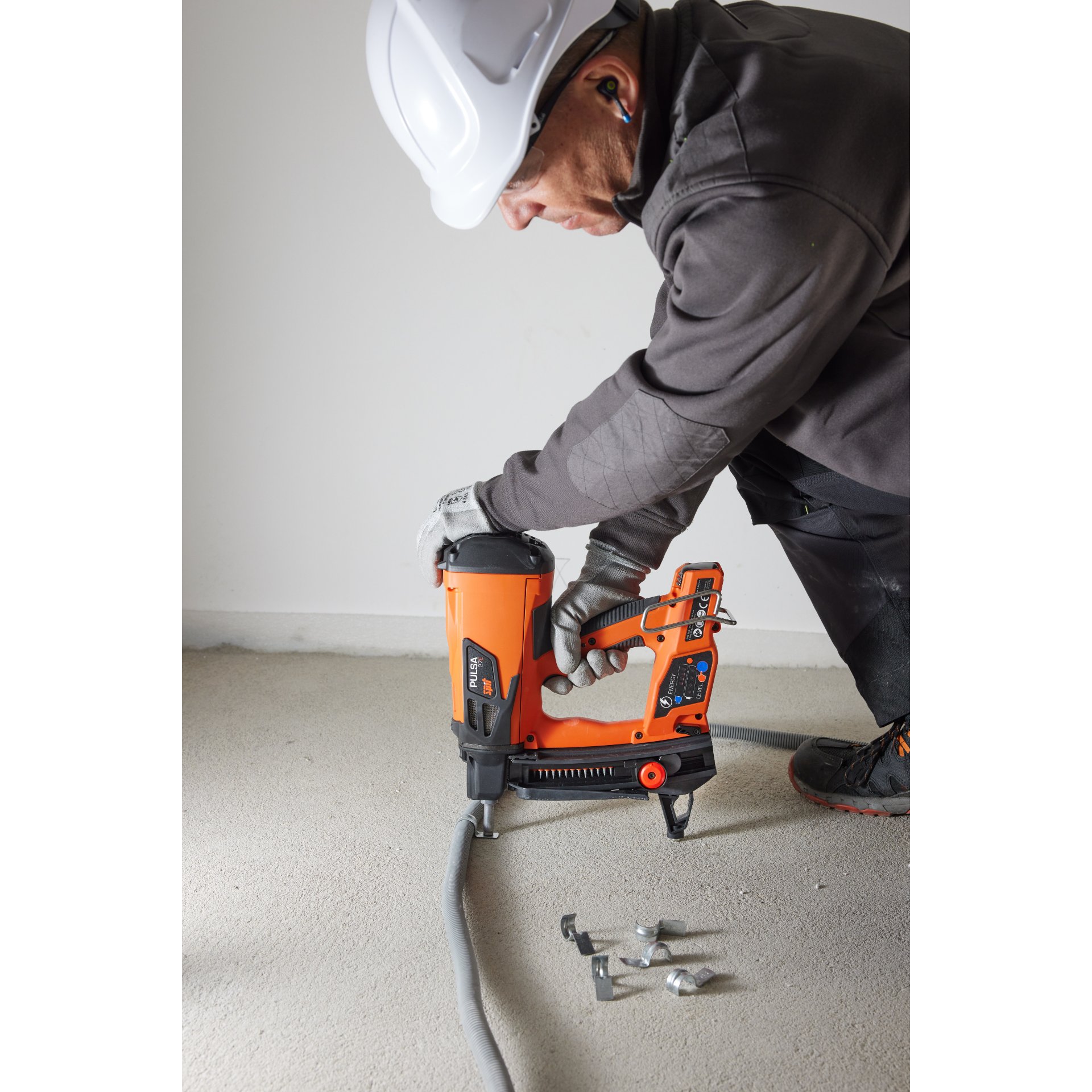 Person, Arbeiter, Elektrische Bohrmaschine, Werkzeug, Handschuh